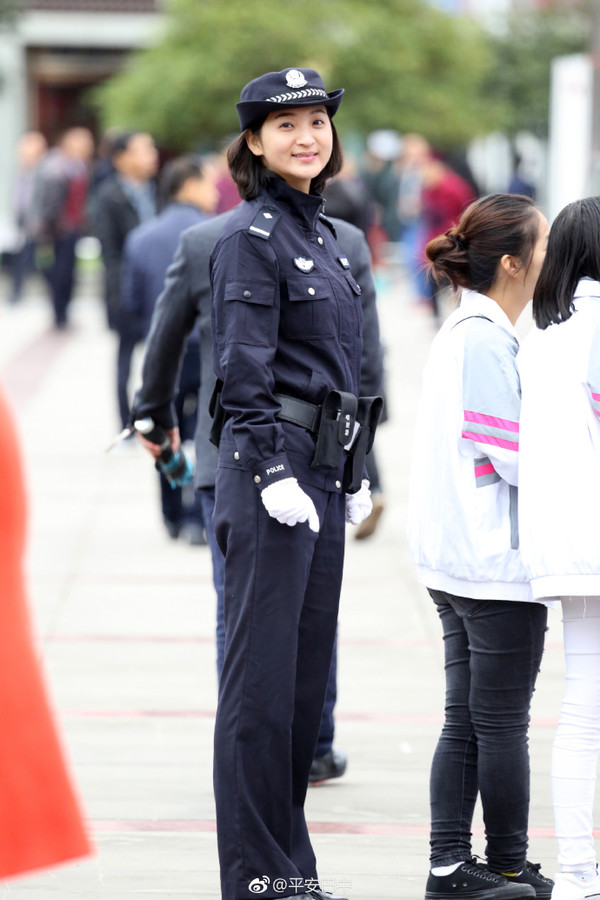 女警朋友圈走红  人美心也美