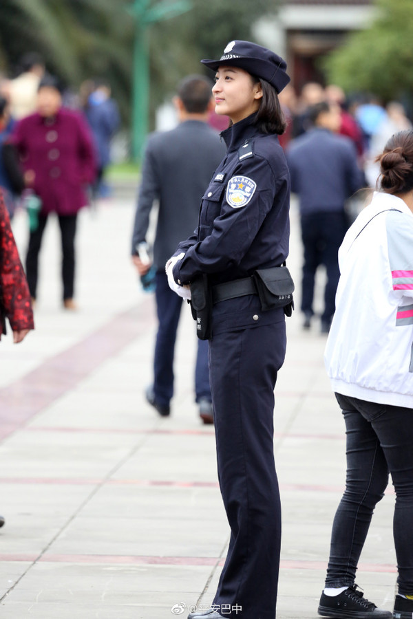 女警朋友圈走红  人美心也美