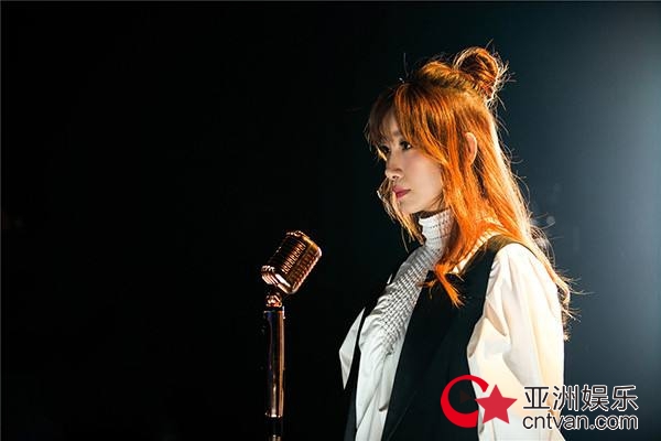 天然萌和总裁范自由切换 秦海璐百变style惊艳