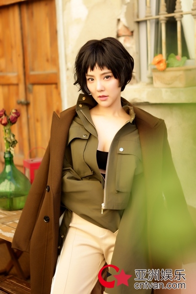 赵奕欢俏皮短发写真曝光 米兰街头演绎深秋摩登范