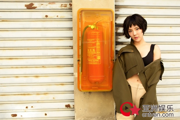 赵奕欢俏皮短发写真曝光 米兰街头演绎深秋摩登范