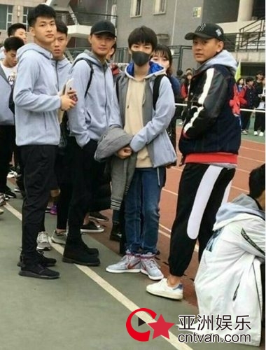 王俊凯北电运动会现身 口罩遮面十分低调！