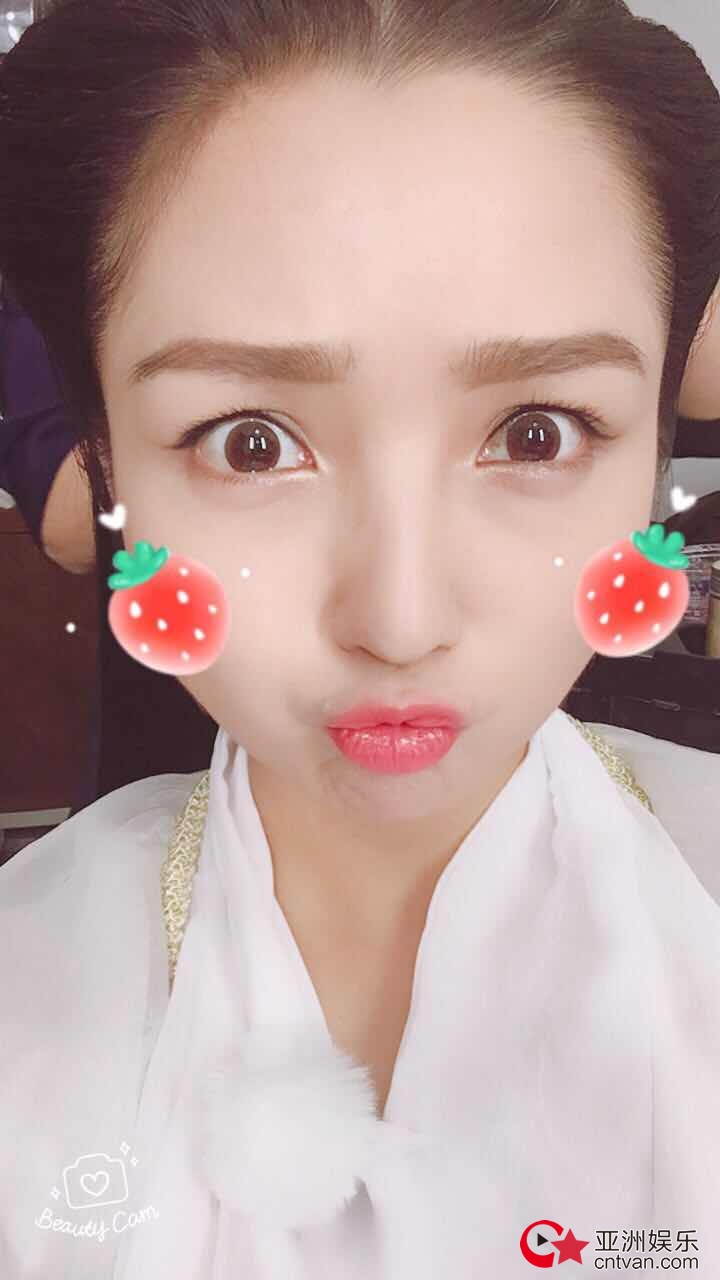 何洁扮“花千骨”笑容甜美少女感十足 却被认成“白素贞”