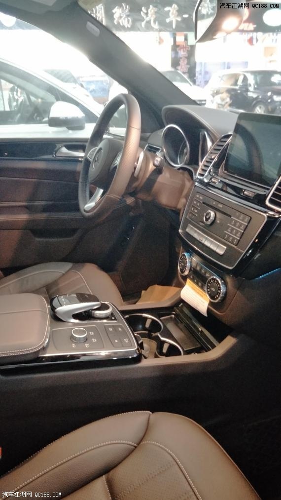 17款奔驰GLS450六缸3.0T双涡轮增压试驾