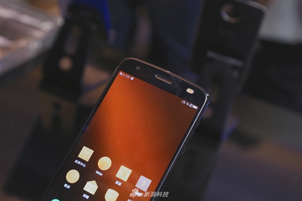 奢华旗舰Moto Z 2018图赏:外观有爱吗?
