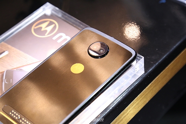 奢华旗舰Moto Z 2018图赏:外观有爱吗?