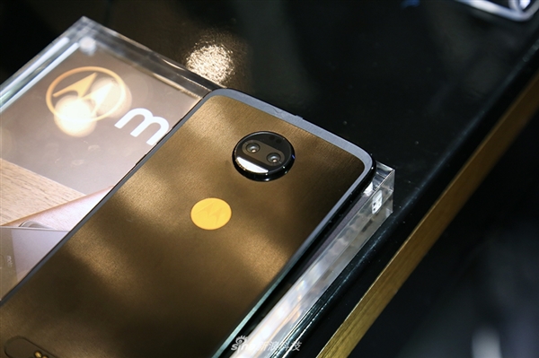 奢华旗舰Moto Z 2018图赏:外观有爱吗?