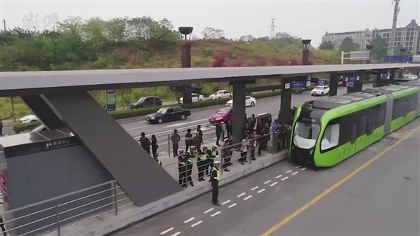 中国首创无人驾驶智轨列车开跑：充电10分钟 续航25公里