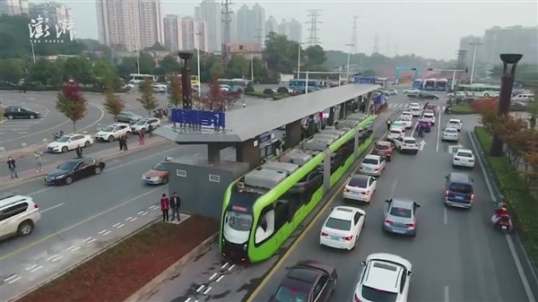 中国首创无人驾驶智轨列车开跑：充电10分钟 续航25公里
