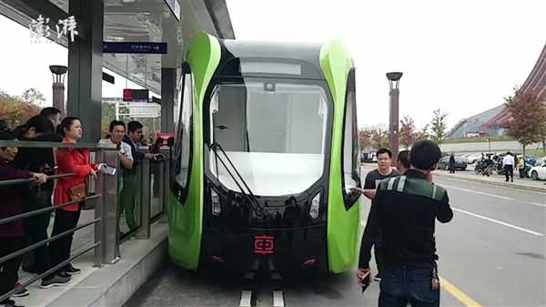 中国首创无人驾驶智轨列车开跑：充电10分钟 续航25公里