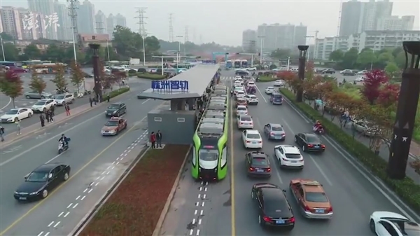 中国首创无人驾驶智轨列车开跑：充电10分钟 续航25公里