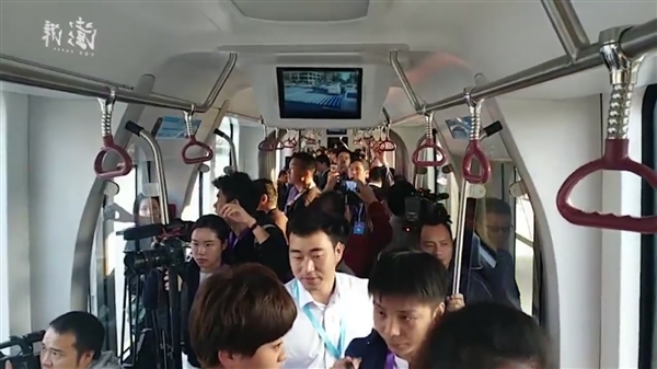 中国首创无人驾驶智轨列车开跑：充电10分钟 续航25公里