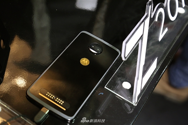 奢华旗舰Moto Z 2018图赏:外观有爱吗?