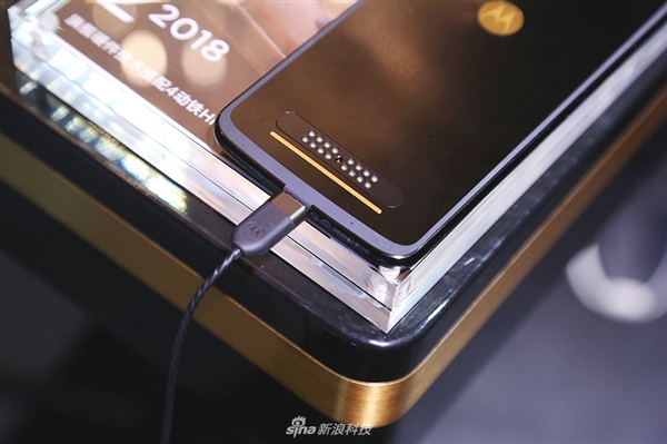 奢华旗舰Moto Z 2018图赏:外观有爱吗?