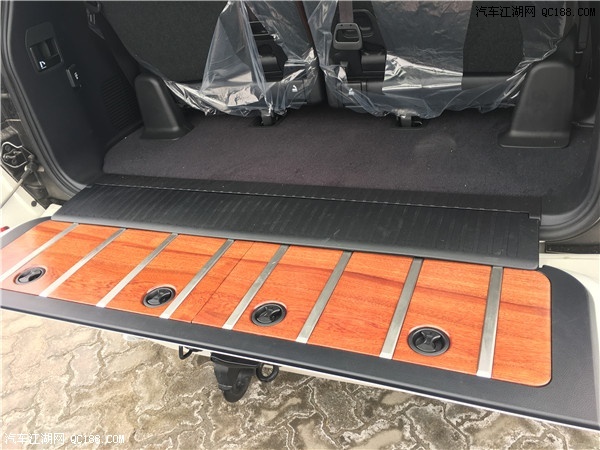 17款丰田中东版酷路泽5700性能配置解析