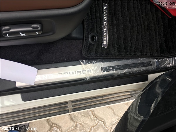 17款丰田中东版酷路泽5700性能配置解析