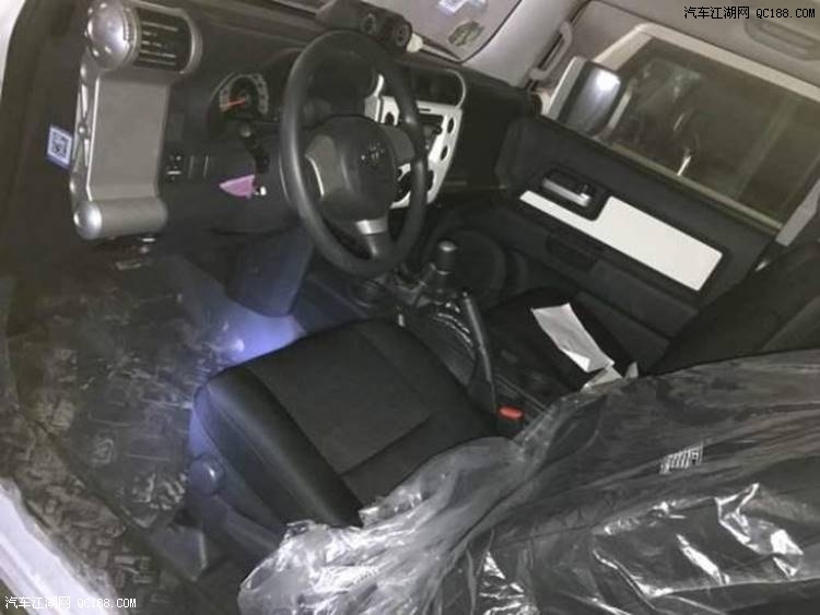 天津港17款丰田FJ酷路泽车身设计评测