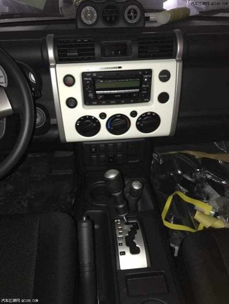 天津港17款丰田FJ酷路泽车身设计评测