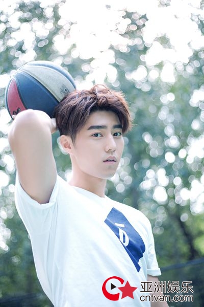 赵东泽运动风大片曝光 阳光满分展少年活力
