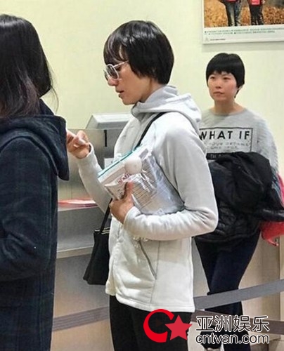 网友偶遇袁泉素颜逛街 默默排队超低调！