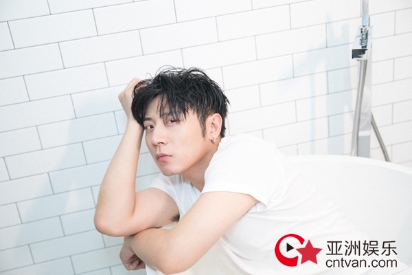 高晓攀纯白写真曝光 湿发白衣慵懒十足