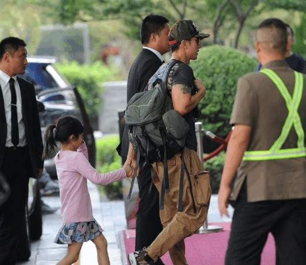 吴尊爱妻罕见露面 一家四口甜蜜温馨 二人2009年隐婚原因让人感动