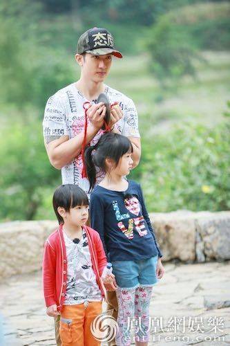 吴尊爱妻罕见露面 一家四口甜蜜温馨 二人2009年隐婚原因让人感动