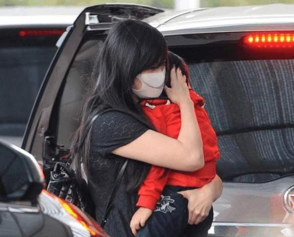 吴尊爱妻罕见露面 一家四口甜蜜温馨 二人2009年隐婚原因让人感动