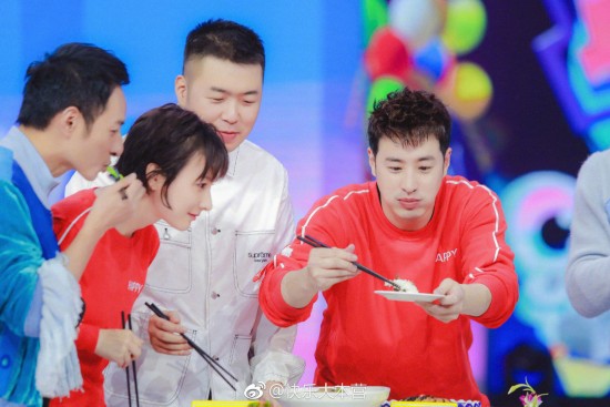 潘玮柏吴昕快本合体牵手唱歌超甜蜜&nbsp;无尾熊CP甜蜜合照大曝光