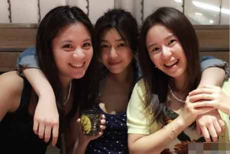 大S晒昔日与金城武合影长腿吸睛