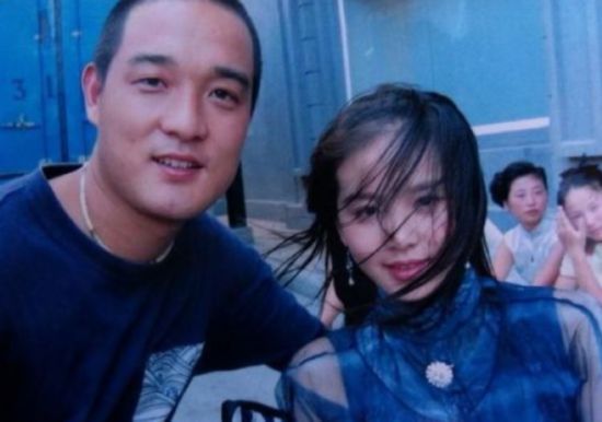 大S晒昔日与金城武合影长腿吸睛