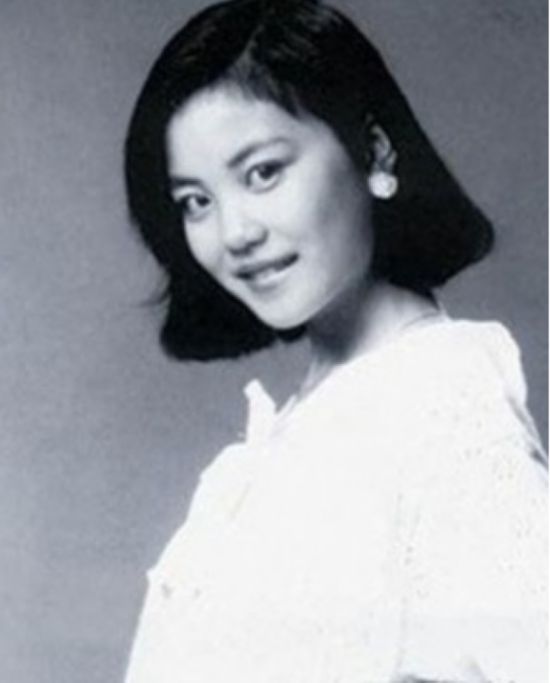 大S晒昔日与金城武合影长腿吸睛