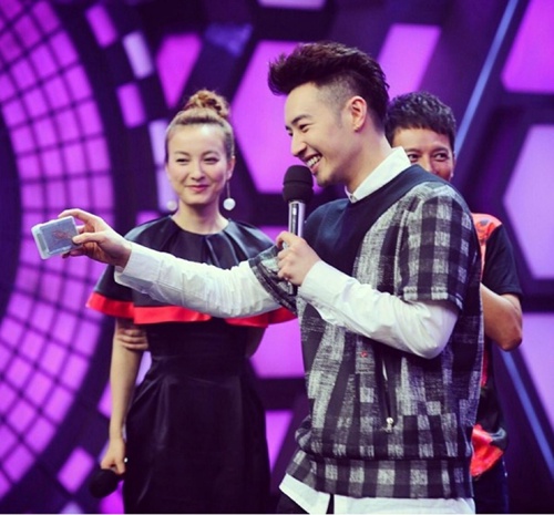 潘玮柏吴昕快本合体牵手唱歌超甜蜜&nbsp;无尾熊CP甜蜜合照大曝光