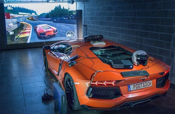 土豪爆改兰博基尼当“手柄”：爽玩《极限竞速7》