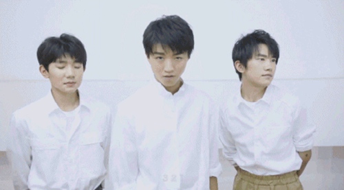 耿直boy！王俊凯一分钟不眨眼 对比另外两小只笑炸！