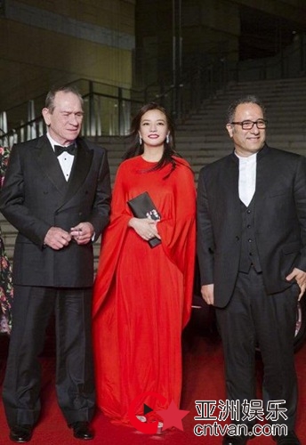 赵薇红裙亮相东京国际电影节 担任主竞赛单元评委!
