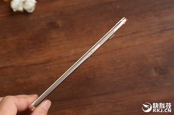华硕ZenFone 4 Selfie Pro开箱图赏:首款前置双摄
