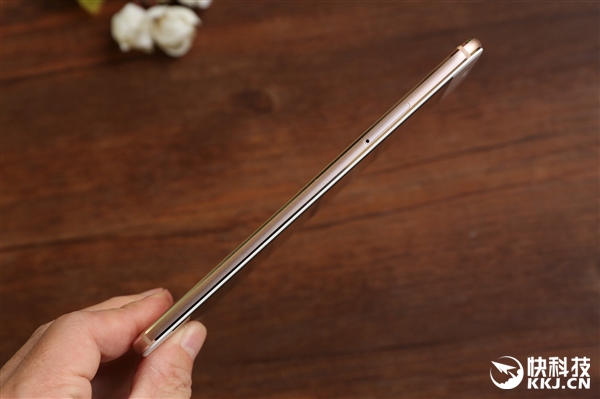 华硕ZenFone 4 Selfie Pro开箱图赏:首款前置双摄