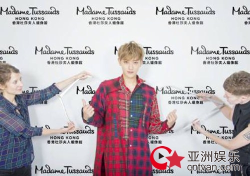 黄子韬蜡像量身照公开 于2018年进驻香港杜莎夫人蜡像馆！