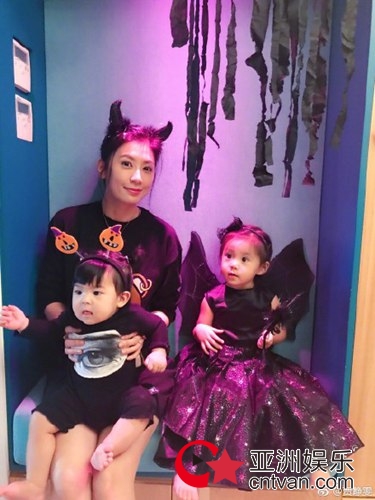 贾静雯咘咘万圣节妆容曝光 咘咘变花猫Bo妞变南瓜!