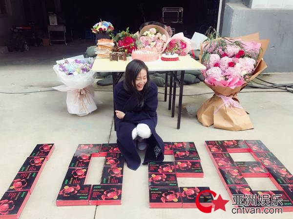 张天爱吃泡面过生日获粉丝心疼 订购万元大闸蟹为爱豆庆生