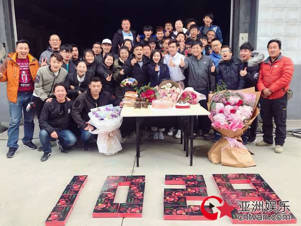 张天爱吃泡面过生日获粉丝心疼 订购万元大闸蟹为爱豆庆生