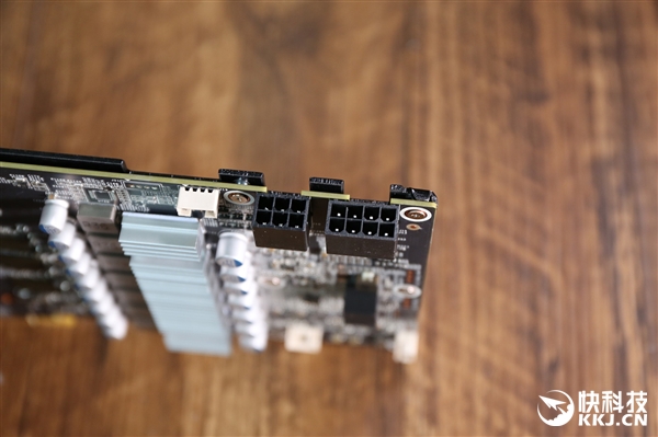 耕升GTX 1070Ti追风开箱图赏：猩红散热器吸睛