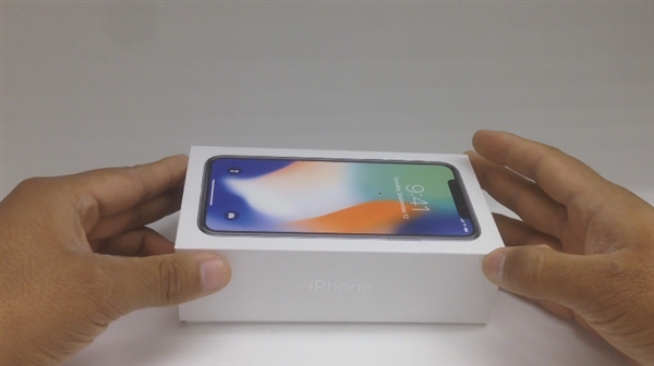 全球首个iPhone X用户开箱来了：开机体验越用越爱！
