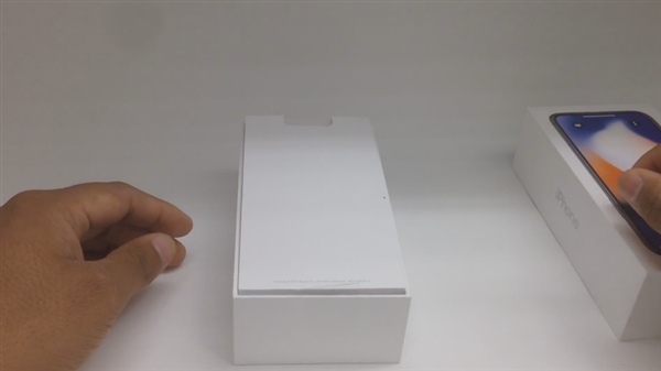 全球首个iPhone X用户开箱来了：开机体验越用越爱！