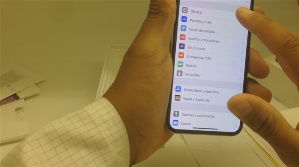 全球首个iPhone X用户开箱来了：开机体验越用越爱！