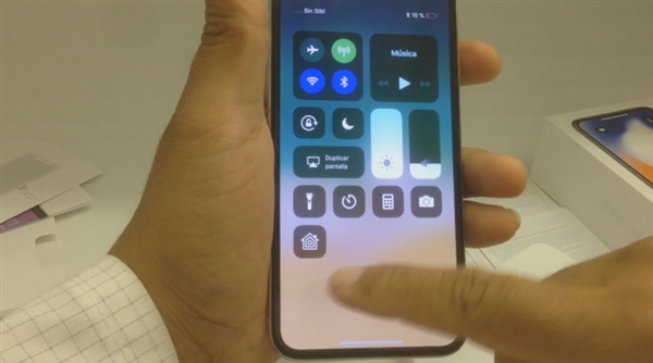 全球首个iPhone X用户开箱来了：开机体验越用越爱！