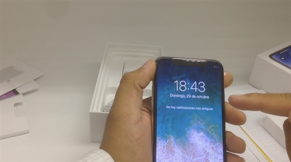 全球首个iPhone X用户开箱来了：开机体验越用越爱！