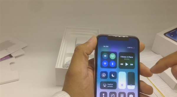 全球首个iPhone X用户开箱来了：开机体验越用越爱！
