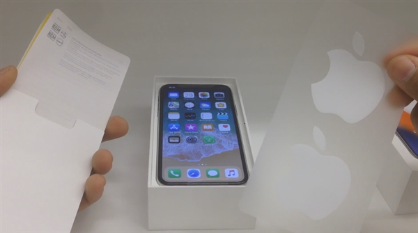 全球首个iPhone X用户开箱来了：开机体验越用越爱！